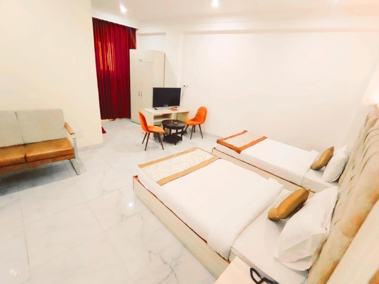 Hotel Almora Sky Near By Delhi International Airport With - Free Airport Pickup And Drop Nueva Delhi Exterior foto