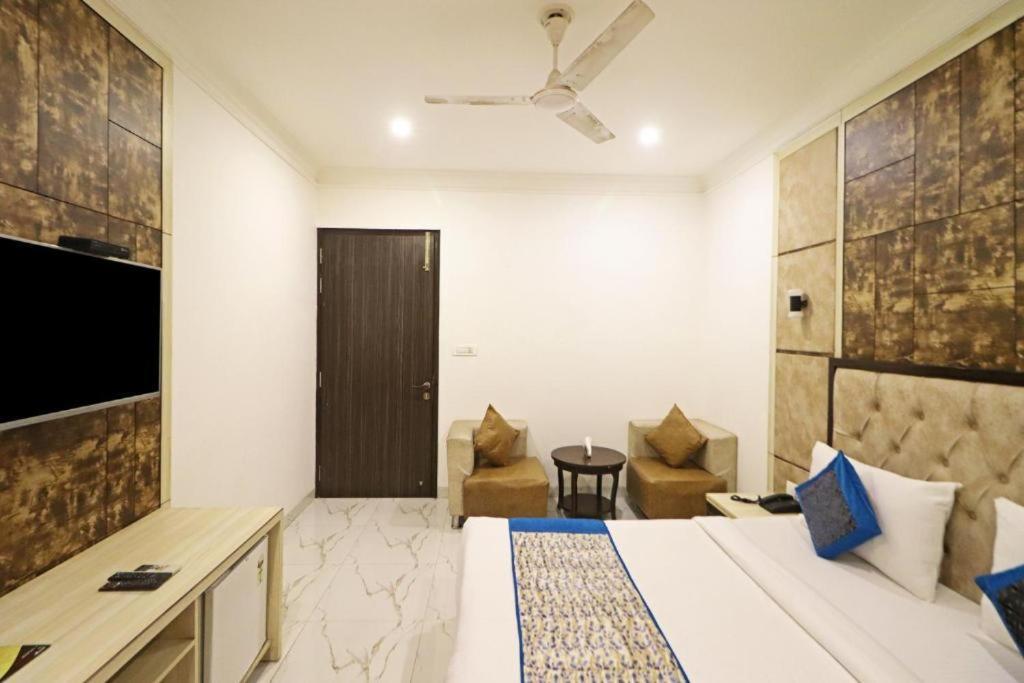 Hotel Almora Sky Near By Delhi International Airport With - Free Airport Pickup And Drop Nueva Delhi Exterior foto