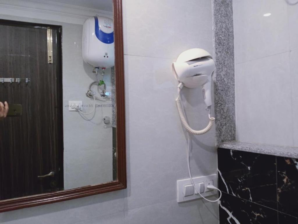 Hotel Almora Sky Near By Delhi International Airport With - Free Airport Pickup And Drop Nueva Delhi Exterior foto