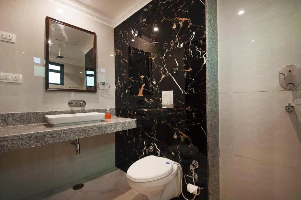 Hotel Almora Sky Near By Delhi International Airport With - Free Airport Pickup And Drop Nueva Delhi Exterior foto