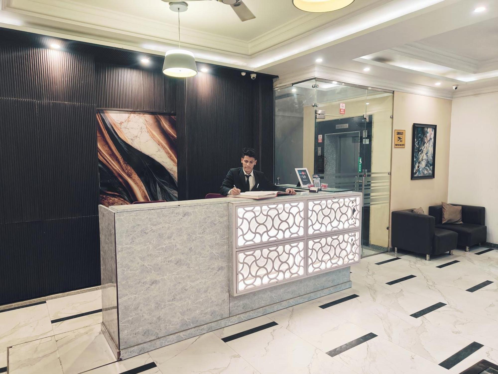 Hotel Almora Sky Near By Delhi International Airport With - Free Airport Pickup And Drop Nueva Delhi Exterior foto