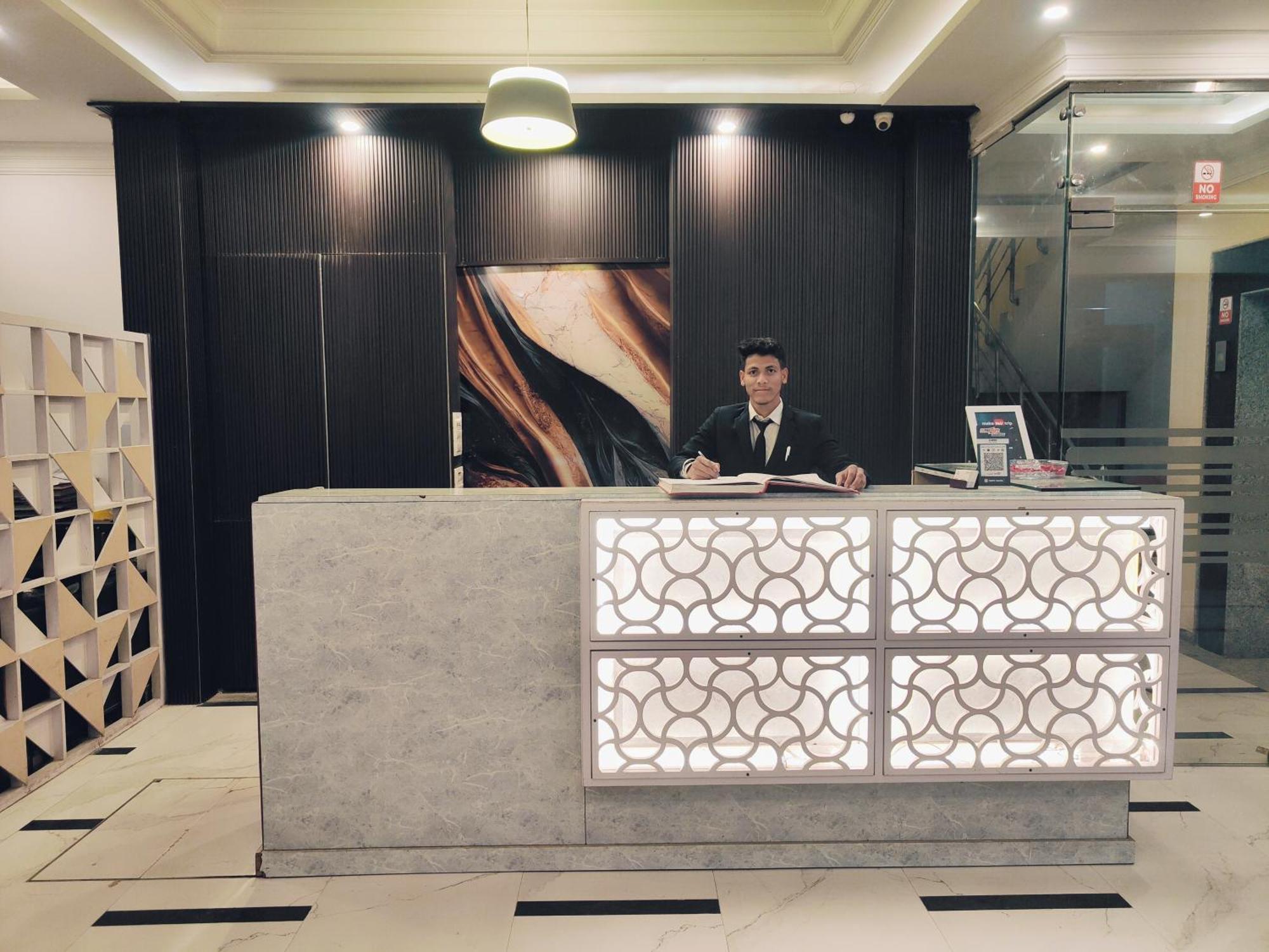 Hotel Almora Sky Near By Delhi International Airport With - Free Airport Pickup And Drop Nueva Delhi Exterior foto