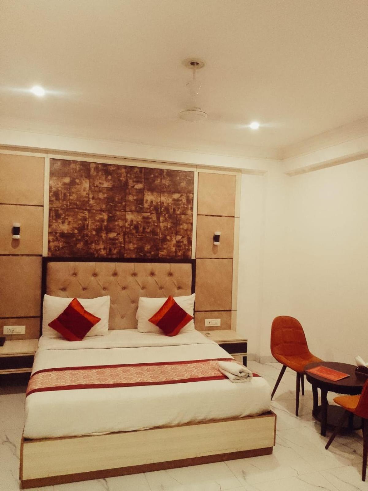 Hotel Almora Sky Near By Delhi International Airport With - Free Airport Pickup And Drop Nueva Delhi Exterior foto